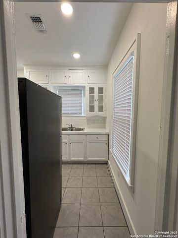 805 W Summit Ave Apt 1, San Antonio, TX 78212