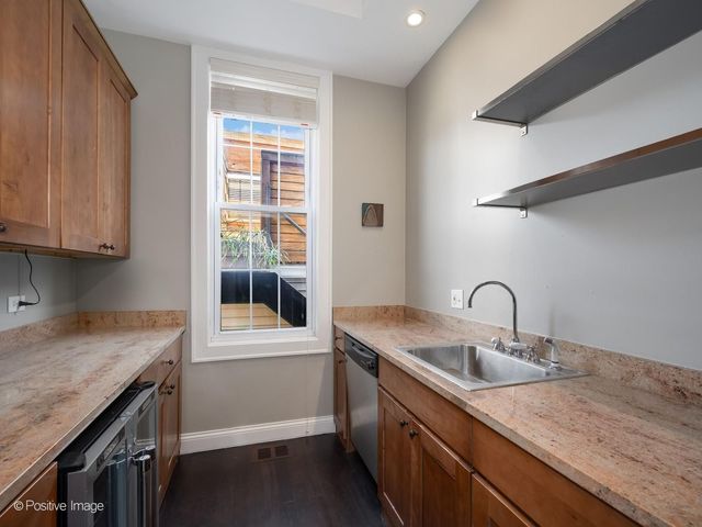 2120 W Race Avenue, Chicago, IL 60612