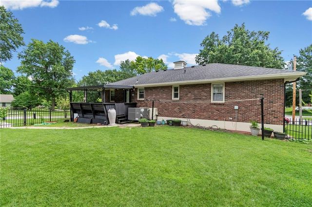 12720 E Silver Lane, Sugar Creek, MO 64050