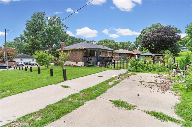 12720 E Silver Lane, Sugar Creek, MO 64050