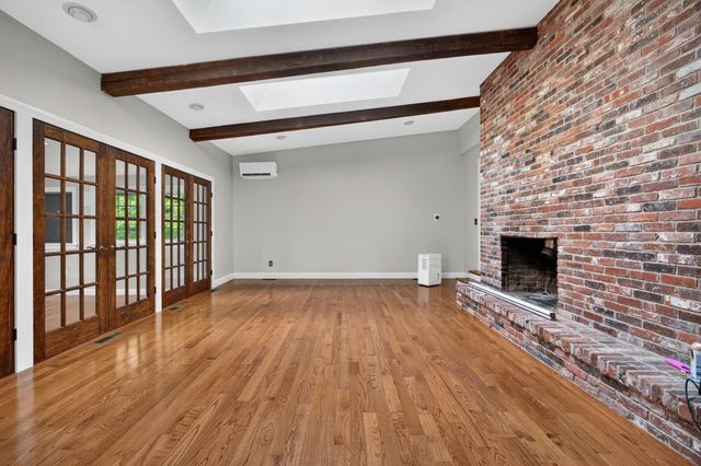 27 W Adelaide Avenue, Nashua, NH 03064
