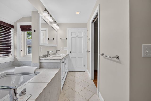 27 W Adelaide Avenue, Nashua, NH 03064