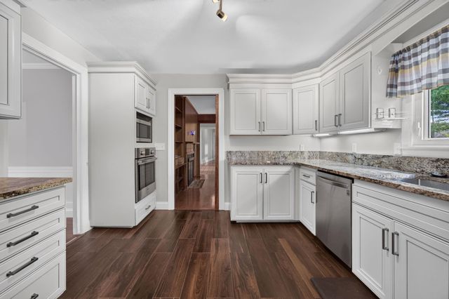 27 W Adelaide Avenue, Nashua, NH 03064