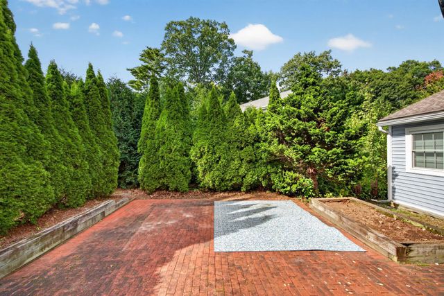 27 W Adelaide Avenue, Nashua, NH 03064