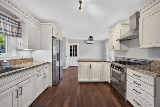 27 W Adelaide Avenue, Nashua, NH 03064
