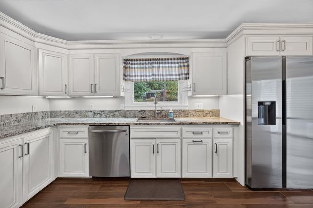 27 W Adelaide Avenue, Nashua, NH 03064