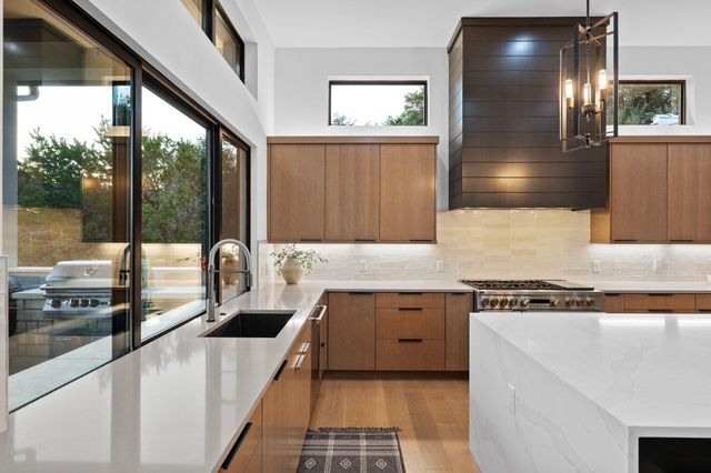 19509 INVERNESS DR, Spicewood, TX 78669