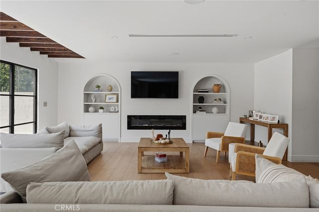 22960 Calvert Street, Woodland Hills, CA 91367