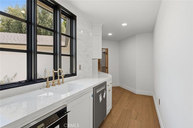 22960 Calvert Street, Woodland Hills, CA 91367