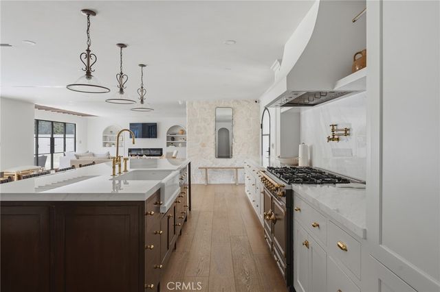 22960 Calvert Street, Woodland Hills, CA 91367