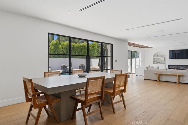 22960 Calvert Street, Woodland Hills, CA 91367