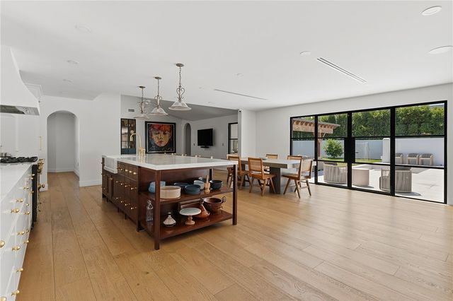 22960 Calvert Street, Woodland Hills, CA 91367