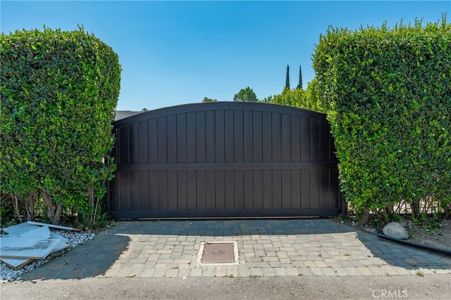 22960 Calvert Street, Woodland Hills, CA 91367