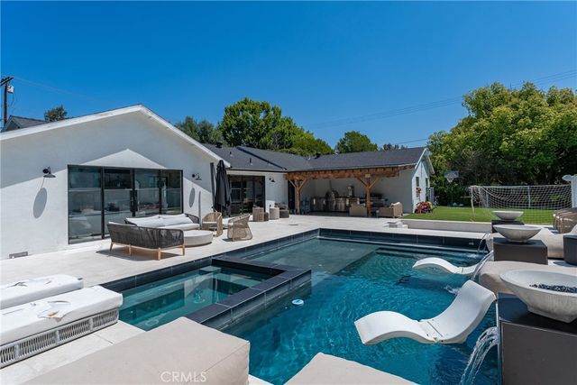 22960 Calvert Street, Woodland Hills, CA 91367
