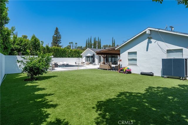 22960 Calvert Street, Woodland Hills, CA 91367