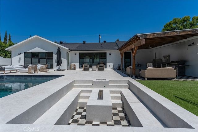 22960 Calvert Street, Woodland Hills, CA 91367