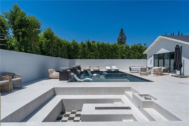 22960 Calvert Street, Woodland Hills, CA 91367