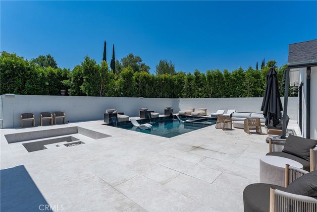 22960 Calvert Street, Woodland Hills, CA 91367
