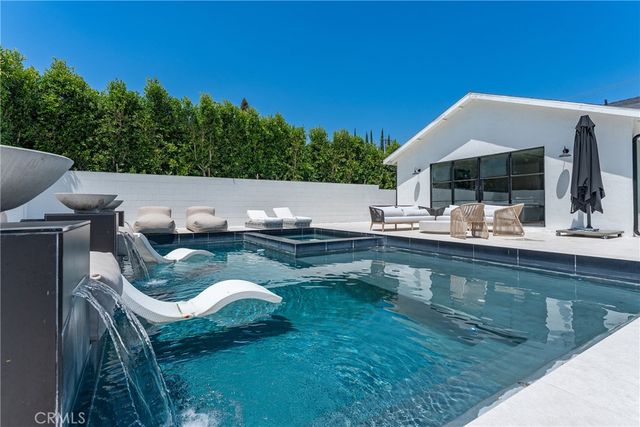 22960 Calvert Street, Woodland Hills, CA 91367