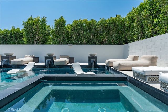 22960 Calvert Street, Woodland Hills, CA 91367