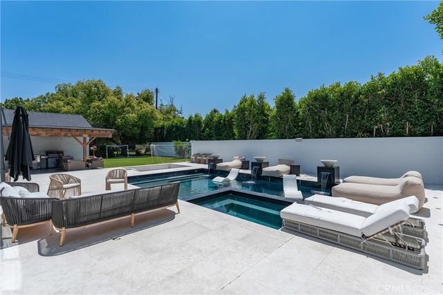22960 Calvert Street, Woodland Hills, CA 91367