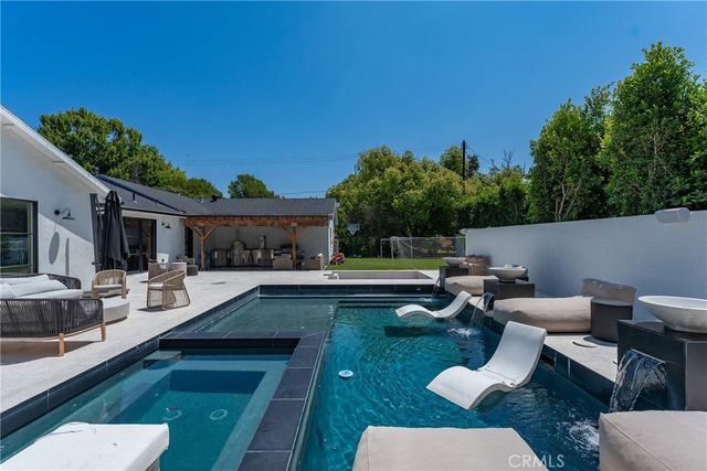 22960 Calvert Street, Woodland Hills, CA 91367