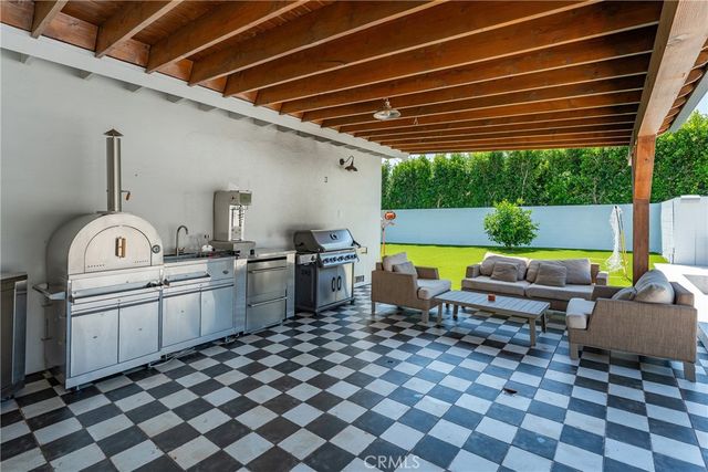 22960 Calvert Street, Woodland Hills, CA 91367