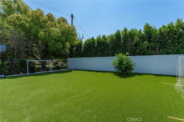 22960 Calvert Street, Woodland Hills, CA 91367