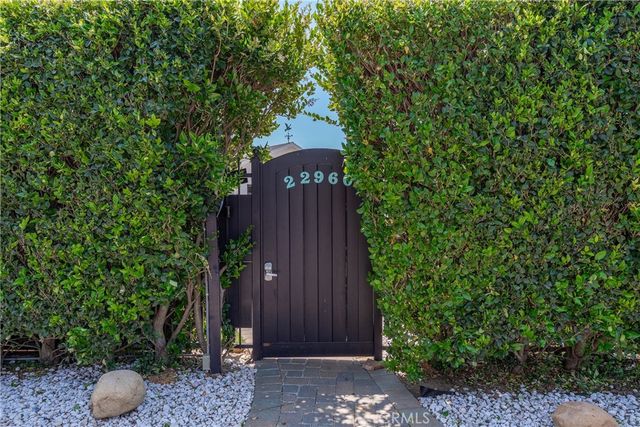 22960 Calvert Street, Woodland Hills, CA 91367