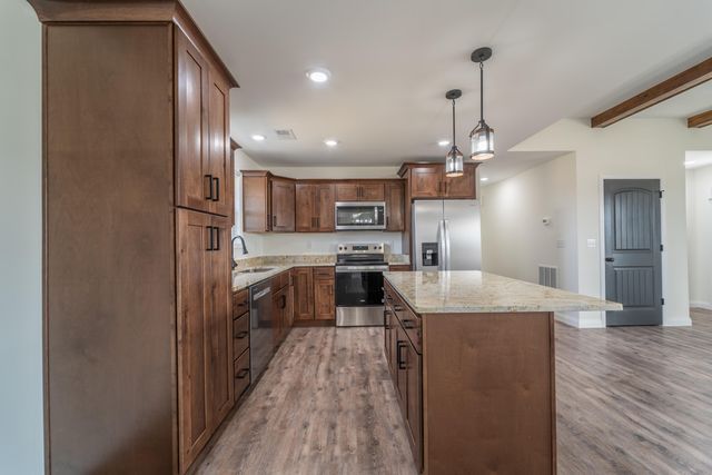 567 Middle Creek Way, Berea, KY 40403