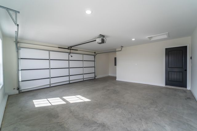 567 Middle Creek Way, Berea, KY 40403