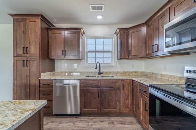 567 Middle Creek Way, Berea, KY 40403