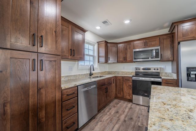 567 Middle Creek Way, Berea, KY 40403