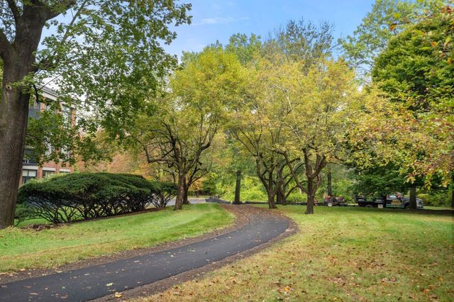 100 Keyes Rd 304, Concord, MA 01742
