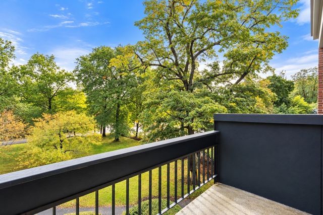100 Keyes Rd 304, Concord, MA 01742