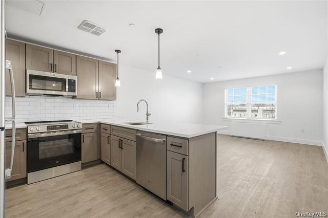 180 Deer Park Avenue 207, Babylon, NY 11702