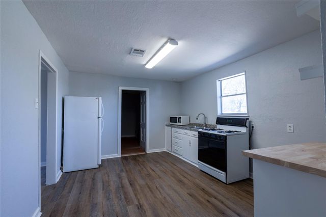 2304 Thrasher LN A, Austin, TX 78741