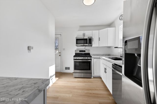 6807 Rock Forest Dr, Louisville, KY 40219