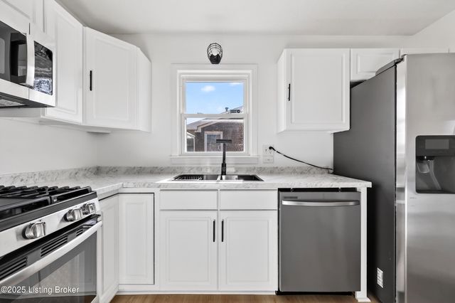 6807 Rock Forest Dr, Louisville, KY 40219