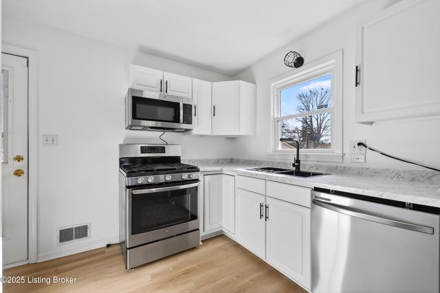 6807 Rock Forest Dr, Louisville, KY 40219