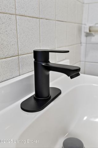 6807 Rock Forest Dr, Louisville, KY 40219