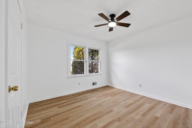 6807 Rock Forest Dr, Louisville, KY 40219