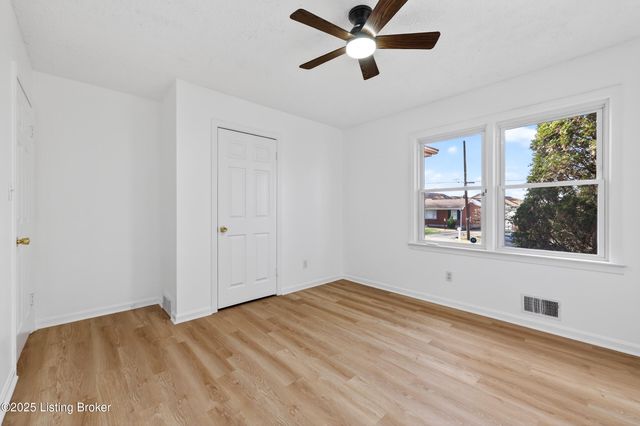 6807 Rock Forest Dr, Louisville, KY 40219