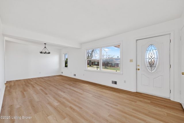 6807 Rock Forest Dr, Louisville, KY 40219