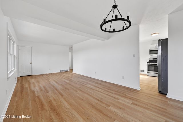 6807 Rock Forest Dr, Louisville, KY 40219