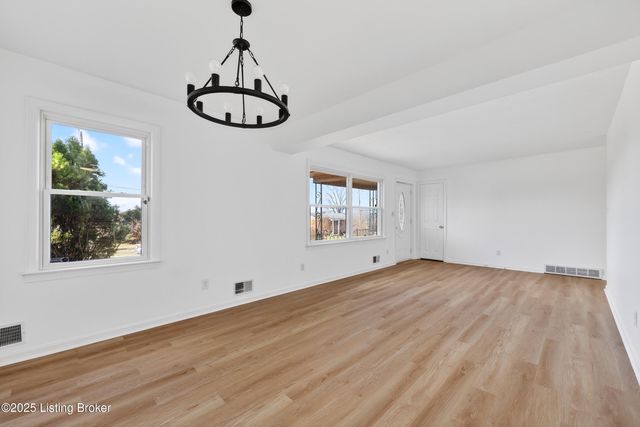 6807 Rock Forest Dr, Louisville, KY 40219