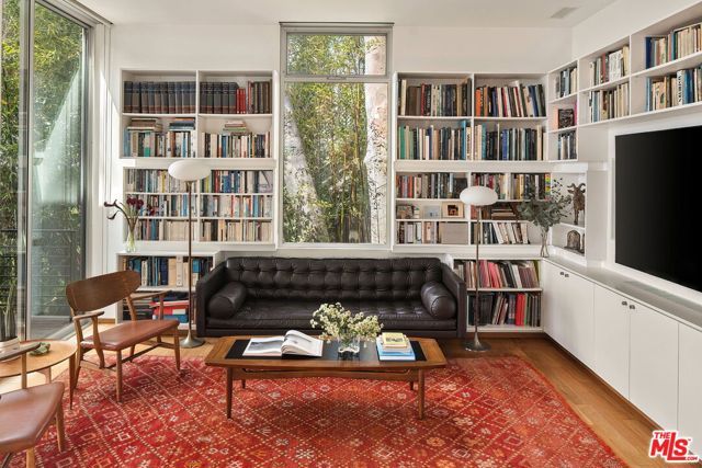 901 Kenter Way, Los Angeles, CA 90049