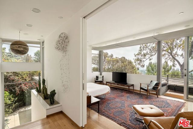 901 Kenter Way, Los Angeles, CA 90049