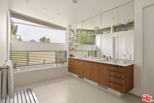 901 Kenter Way, Los Angeles, CA 90049