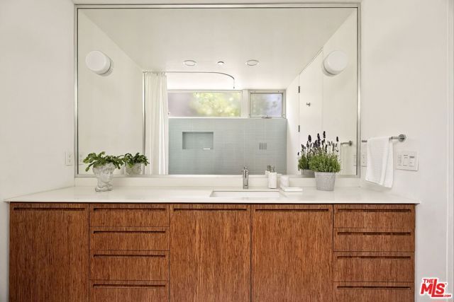901 Kenter Way, Los Angeles, CA 90049